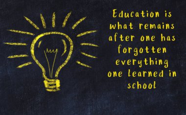 Fikir üretme kavramı. Ampulün tebeşir çizimi. Boşluğu kopyala