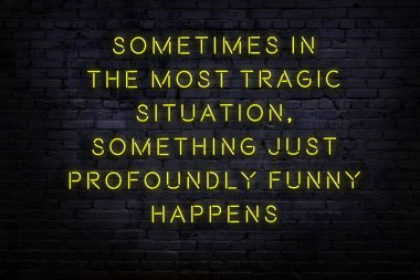 Akıllıca alıntı. Duvara karşı neon yazıtlar