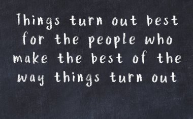 Siyah masadaki akıllı alıntıların tebeşiri.