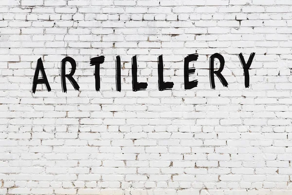 Üzerinde siyah boya yazılı toplar olan beyaz duvar.