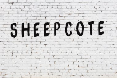 Kelime koyunu beyaz tuğla duvara boyanmış.