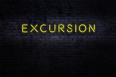 Neon işareti. Tuğla duvara karşı küçük bir gezinti. Gece görünümü