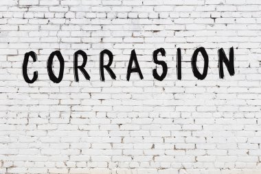 Üzerinde siyah boya izi olan beyaz duvar.