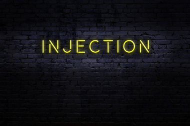 Tuğla duvardaki neon ışıklarının gece görüşü.