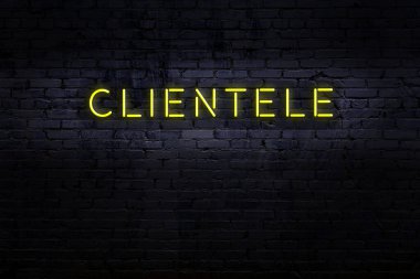 Tuğla duvardaki neon tabelanın gece görüşü ve yazıt müşterileri