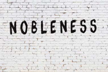 Üzerinde siyah boya yazıları olan beyaz bir duvar.