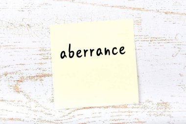 Tahta duvardaki sarı yapışkan notta el yazısıyla yazılmış sapkınlık var.