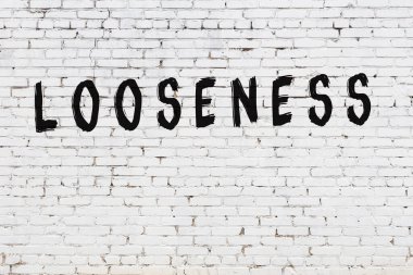 Üzerinde siyah boya olan beyaz duvar gevşekliği.