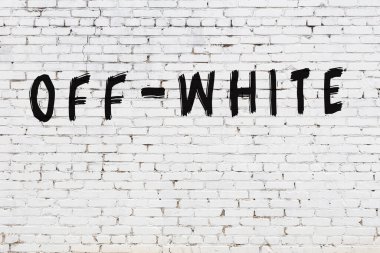 Beyaz tuğladan duvara yazı yazıldı.