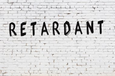 Üzerinde siyah boya geciktirici olan beyaz duvar.