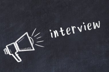 Kara karatahtaya tebeşir hoparlörü ve yazı röportajı