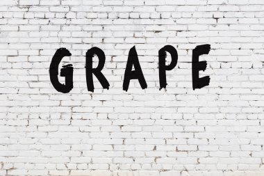 Üzerinde siyah boyalı üzüm olan beyaz duvar.