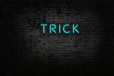 Tuğla duvardaki neon ışıklarının gece görüşü