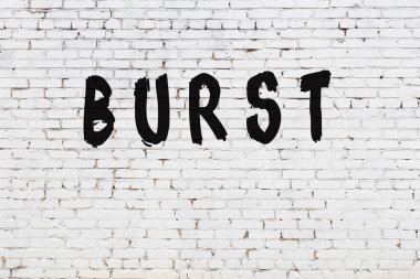 Kelimeler beyaz tuğla duvara yazıldı.