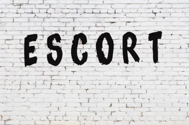 Sözcük eskortu beyaz tuğla duvara boyanmış