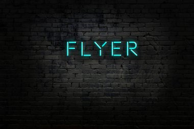 Tuğla duvardaki neon ışıklarının gece görüşü