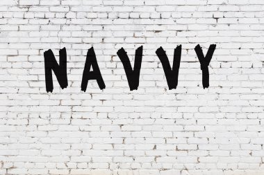 Sözcük ustası beyaz tuğla duvara boyanmış.