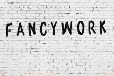 Üzerinde siyah boya yazıları olan beyaz duvar.