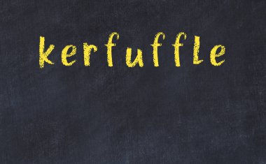 Üzerinde yazı harf olan siyah karatahta