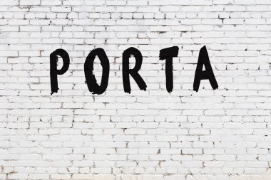 Üzerinde siyah boya olan beyaz duvar.