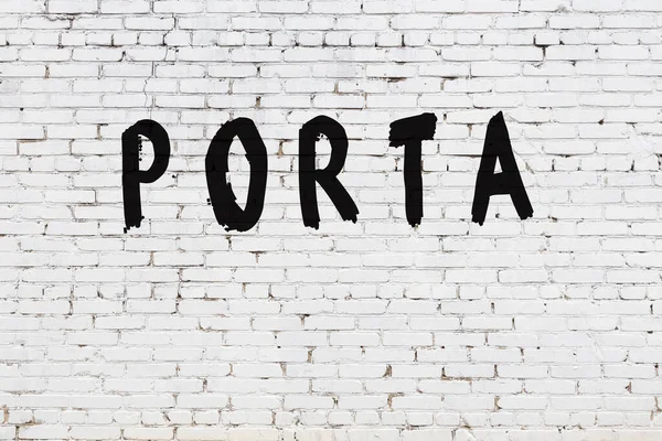 Üzerinde siyah boya olan beyaz duvar.