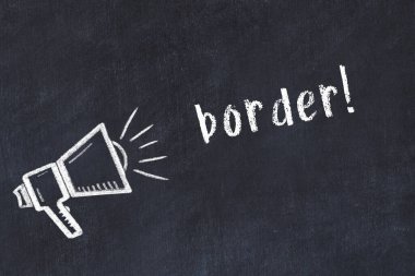 Hoparlör ve yazıt kenarının tebeşir çizgisi