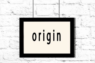 Beyaz tuğla duvara asılmış siyah çerçeve.