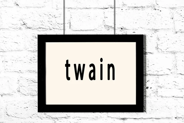 Fekete keret lóg fehér téglafal felirattal twain — Stock Fotó