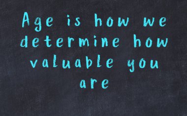 Siyah karatahtaya Tebeşir Bilgisi Yazısı