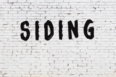 Üzerinde siyah boya olan beyaz duvar.