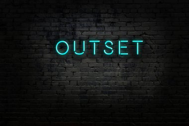 Tuğla duvardaki neon ışıklarının gece görüşü