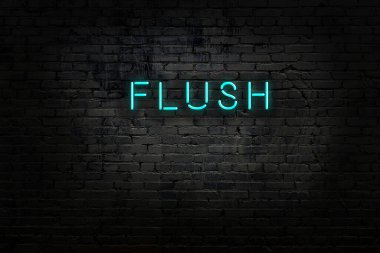 Tuğla duvardaki neon ışıklarının gece görüşü