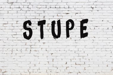 Kelimeler beyaz tuğla duvara yazıldı.