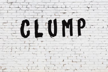 Üzerinde siyah boya olan beyaz duvar.