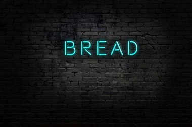 Tuğla duvardaki neon ışıklarının gece görüşü