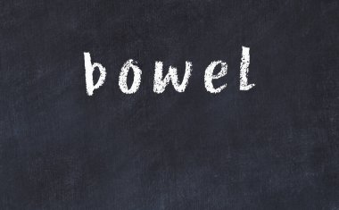 Üzerinde yazı olan siyah karatahta.