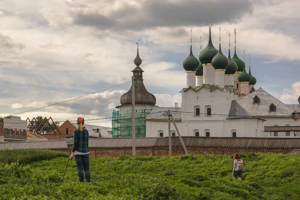 Der Künstler zeichnet die Tempel des Rostower Kreml — Stockfoto
