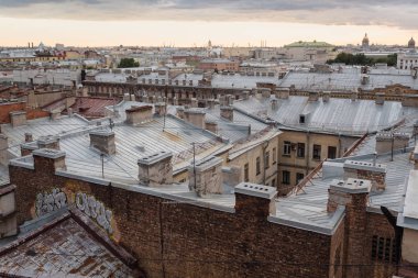 Dolgu üzerinde Evin çatısı görüntüsü