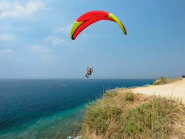 Paraşütçüler üzerinde siyah çilek