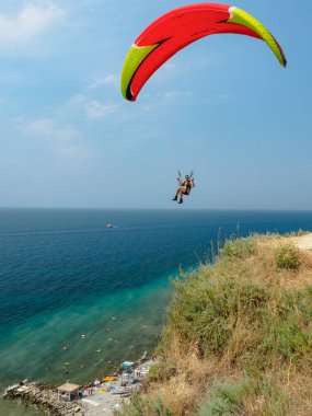 Paraşütçüler üzerinde siyah çilek