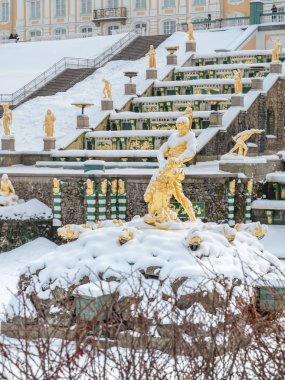 Samson çeşme ve Grand Peterhof Palace, kış, Petergof, Saint-Petersburg, St Petersburg, Peterhof, fotoğraf banliyösünde 23 Şubat 2018 çekildi