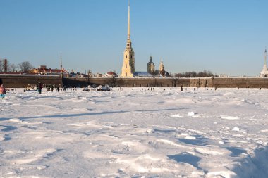 St. Petersburg, Peter ve Paul fortress, kış, Neva Nehri'nden görüntüleyin. St. Petersburg, bir fotoğraf 4 Mart 2018 üzerinde alınır