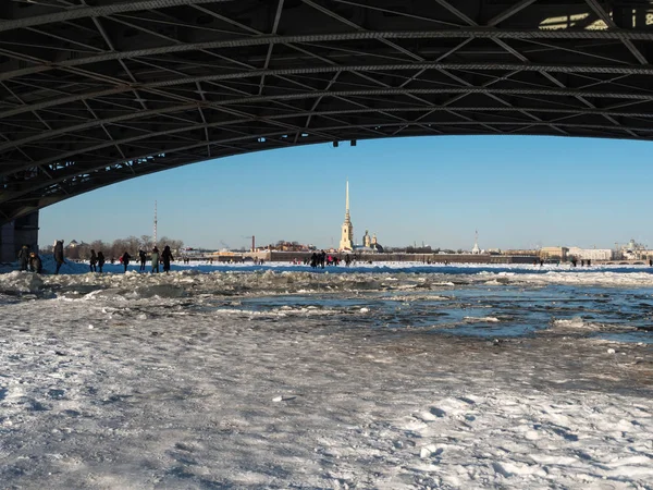 St. Petersburg, Peter ve Paul fortress, kış, Neva Nehri'nden görüntüleyin. St. Petersburg, bir fotoğraf 4 Mart 2018 üzerinde alınır