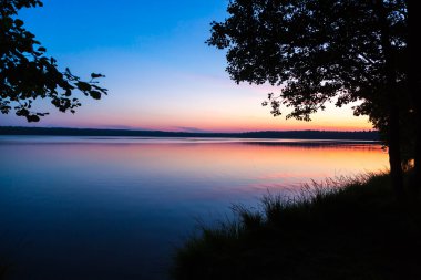 Orman göl günbatımı