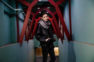 güzel bir genç kadının portresi sokak