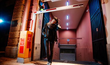 güzel bir genç kadının portresi sokak