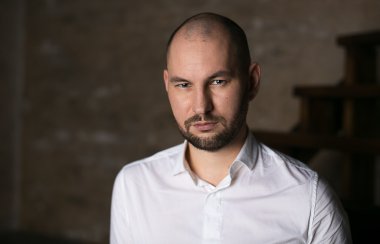 İşadamı beyaz gömlek ayakta