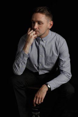 genç adam siyah arka plan üzerine bir şey hakkında düşünme