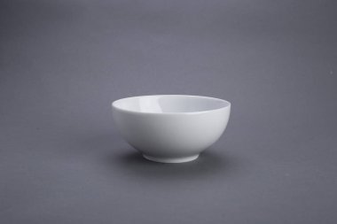 Beyaz kase, gri sahne