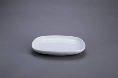 Beyaz kase, gri sahne